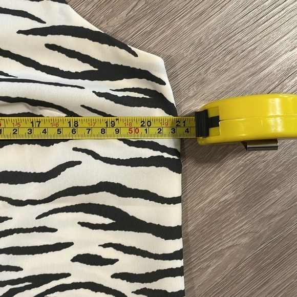 Banana Republic Women’s Tank Top Large Black & White Animal Print Bikercore - Picture 10 of 12